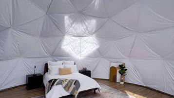 1 bedroom, bed sheets