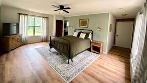 5 bedrooms, iron/ironing board, WiFi, bed sheets