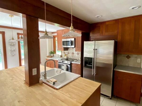 Réfrigérateur, four à micro-ondes, un four, surface de cuisson
