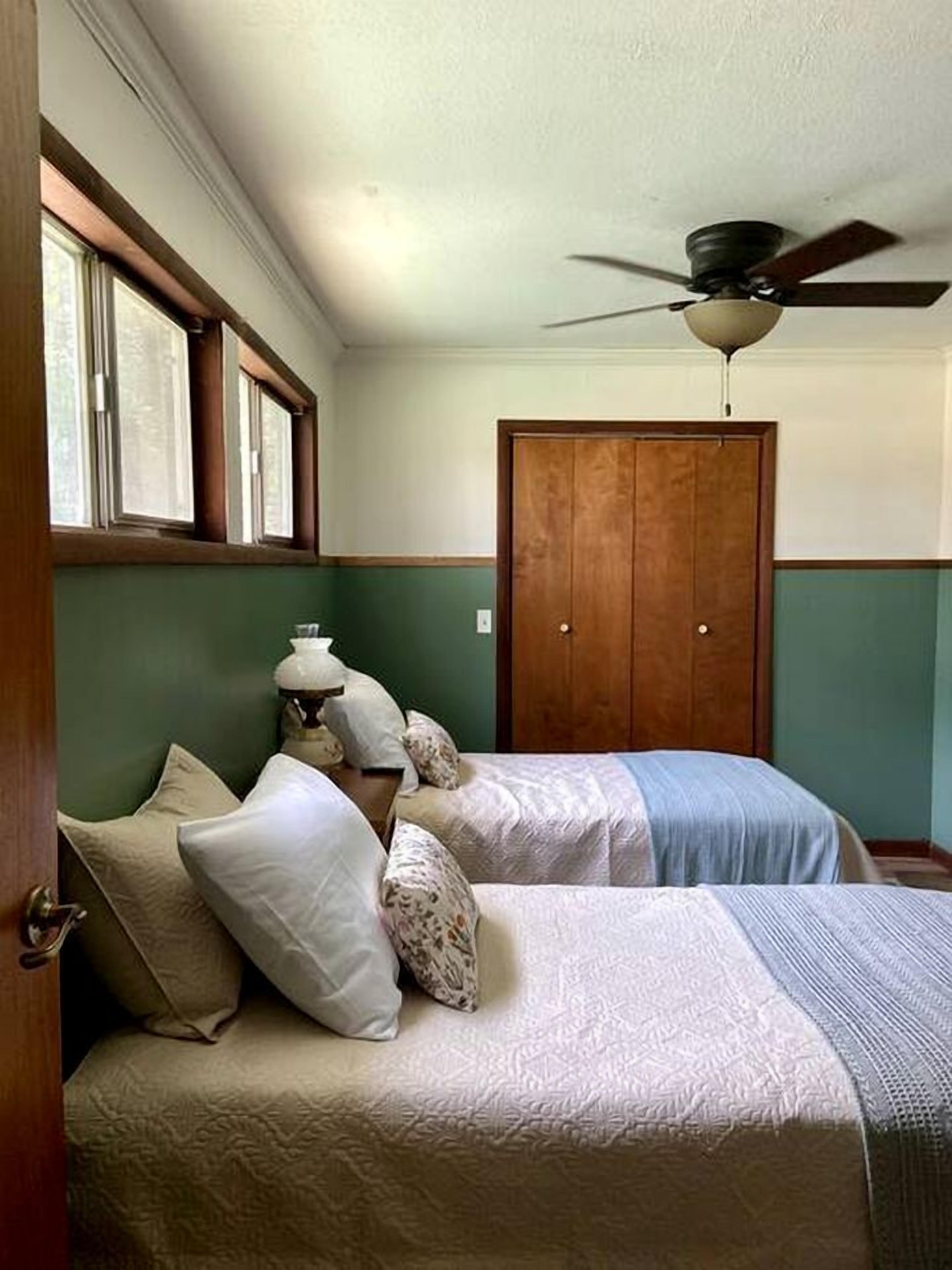 3 habitaciones, tabla de planchar con plancha, wifi y ropa de cama 