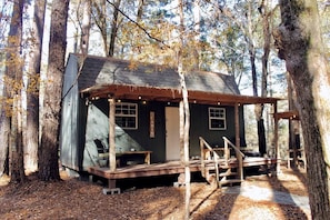 A cabin with a porch, a bench, and a table. - Charming Cabin for a Family Holiday next to Big Thicket National Preserve, Texas (Polk County)