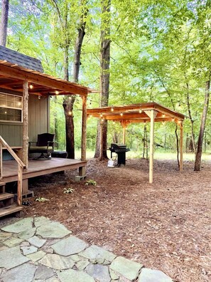 Een houten chalet met een veranda en een overdekt terras.