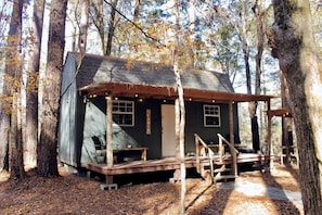 A cabin with a porch, a bench, and a table. - Charming Cabin for a Family Holiday next to Big Thicket National Preserve, Texas (Polk County)
