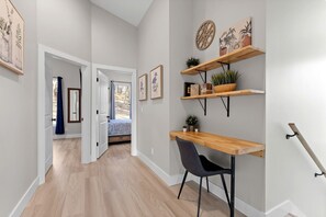 4 habitaciones, escritorio y tabla de planchar con plancha