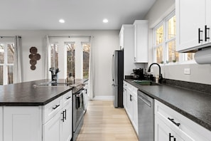 冷蔵庫、電子レンジ、コンロ、食器洗い機