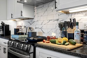 ثلاجة، ميكروويف، موقد طهي مسطح، غسالة أطباق