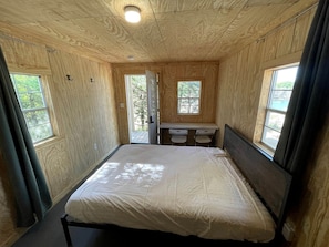 1 bedroom, desk, WiFi, bed sheets - Rustic Cabin for Memorable Glamping Experience in Jacksboro, Texas (Graford)