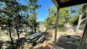 Outdoor dining - Rustic Cabin for Memorable Glamping Experience in Jacksboro, Texas (Graford)
