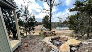 Outdoor dining - Rustic Cabin for Memorable Glamping Experience in Jacksboro, Texas (Graford)