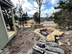 Outdoor dining - Rustic Cabin for Memorable Glamping Experience in Jacksboro, Texas (Graford)