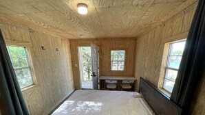 1 bedroom, desk, WiFi, bed sheets - Rustic Cabin for Memorable Glamping Experience in Jacksboro, Texas (Graford)