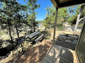 Outdoor dining - Rustic Cabin for Memorable Glamping Experience in Jacksboro, Texas (Graford)