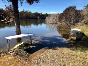 Property grounds - Rustic Cabin for Memorable Glamping Experience in Jacksboro, Texas (Graford)