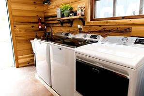 Een koelkast, een microgolfoven, een kookplaat