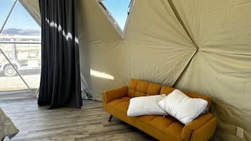 Una carpa con sofá y ventana.