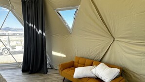 Et telt med sofa og vindue.
