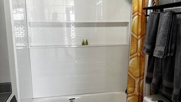 Secadora de cabello, toallas, jabón, shampoo