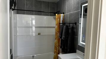 Séchoir à cheveux, serviettes fournies, savon, shampooing
