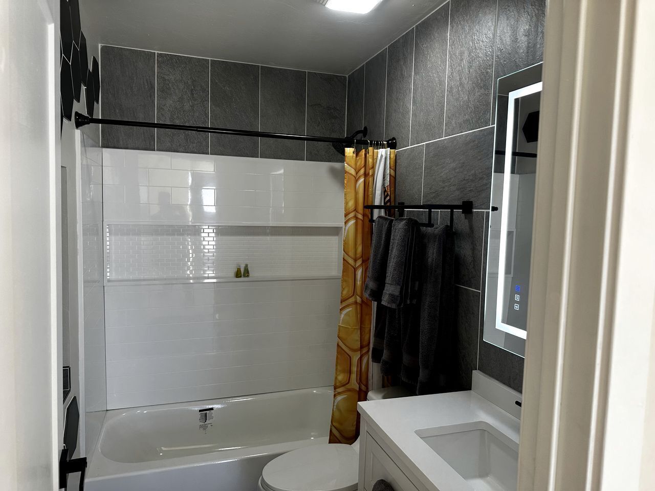 Séchoir à cheveux, serviettes fournies, savon, shampooing
