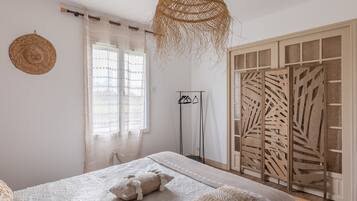 2 bedrooms, iron/ironing board, WiFi, bed sheets