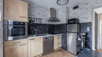 Kylskåp, mikrovågsugn, ugn och spishäll