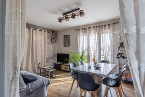 Dining - Gîte Du Ptit Lou with Private Terrace, Garden & Wi-Fi in Noyers-sur-Cher (Noyers-sur-Cher)