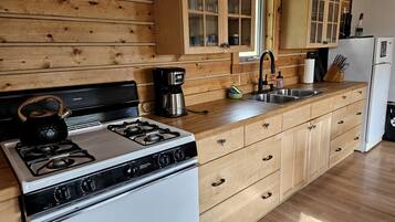 Fridge, stovetop, coffee/tea maker, electric kettle