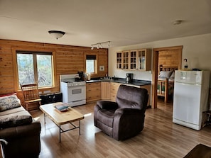 Stereo - Charming Log Cabin Rental in the Heart of Wrangell-St. Elias National Park and Preserve in Alaska (McCarthy)