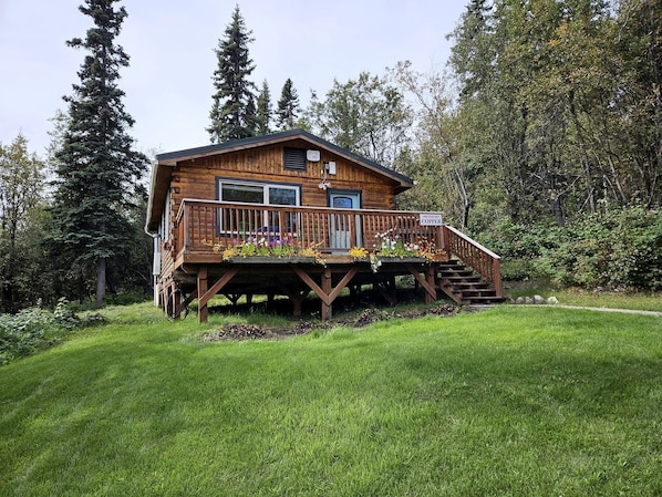 Exterior - Charming Log Cabin Rental in the Heart of Wrangell-St. Elias National Park and Preserve in Alaska (McCarthy)