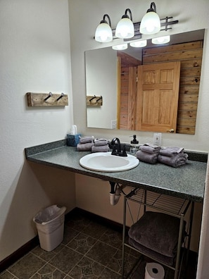 Jetted tub, towels, soap, shampoo - Charming Log Cabin Rental in the Heart of Wrangell-St. Elias National Park and Preserve in Alaska (McCarthy)