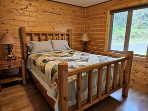 1 bedroom, WiFi, bed sheets - Spacious Alaskan-Style Log Cabin, the Perfect Base for Outdoor Adventures in McCarthy, Alaska (McCarthy)