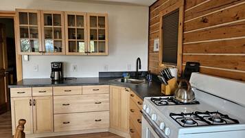 Fridge, stovetop, coffee/tea maker, electric kettle