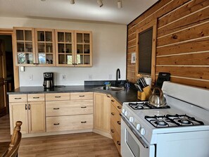 Fridge, stovetop, coffee/tea maker, electric kettle - Spacious Alaskan-Style Log Cabin, the Perfect Base for Outdoor Adventures in McCarthy, Alaska (McCarthy)