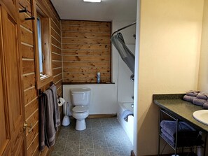 Towels - Spacious Alaskan-Style Log Cabin, the Perfect Base for Outdoor Adventures in McCarthy, Alaska (McCarthy)