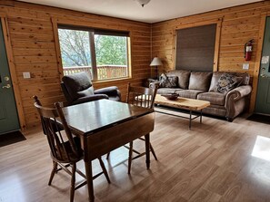 Living area - Spacious Alaskan-Style Log Cabin, the Perfect Base for Outdoor Adventures in McCarthy, Alaska (McCarthy)