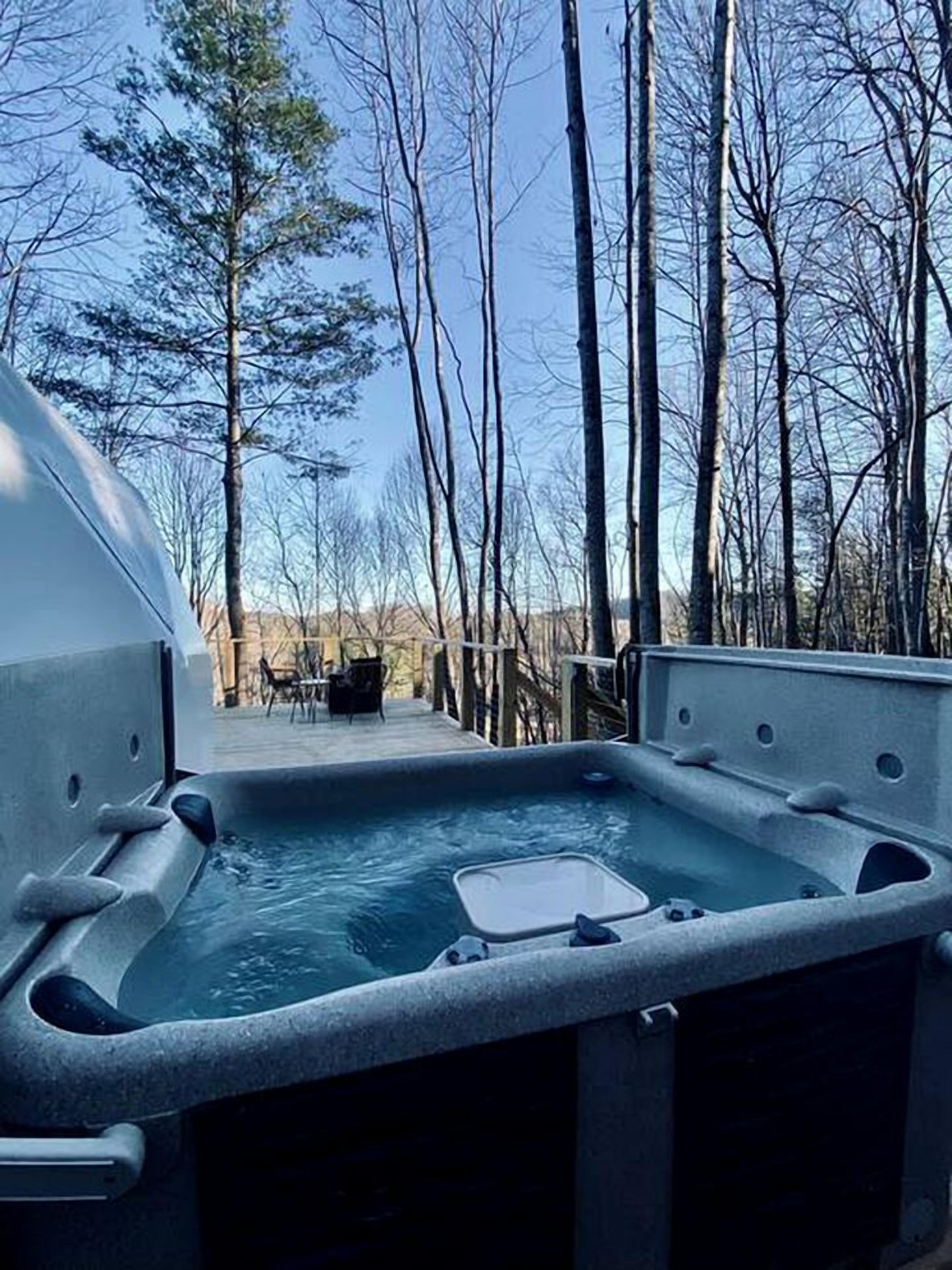 Outdoor spa tub
