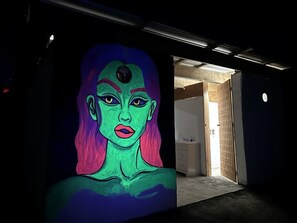 A hallway with a large, colorful mural on the wall. - Charming Cozy Dome in Terlingua, Texas (Terlingua)