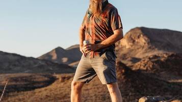 Una persona de pie sobre una roca en un paisaje desértico.