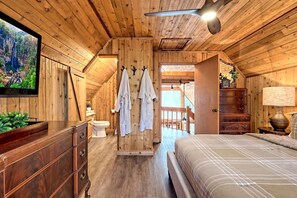 3 bedrooms, desk, iron/ironing board, WiFi - Glamping in this Amazing Waterfront A-Frame with Fire-pit and Hot Tub near Helen, GA (Sautee Nacoochee)