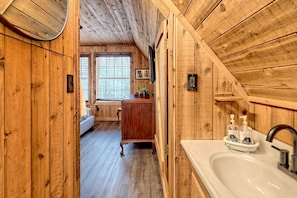 Jetted bath, hair dryer, towels, soap - Glamping in this Amazing Waterfront A-Frame with Outdoor Kitchen and Fire-Pit near Helen, GA (Sautee Nacoochee)