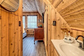 Jetted bath, hair dryer, towels, soap - Glamping in this Amazing Waterfront A-Frame with Fire-pit and Hot Tub near Helen, GA (Sautee Nacoochee)