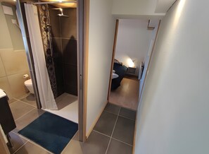 Shower, towels - Quiet, Ideally Located Apartment – Cozy and Newly Renovated (Briançon)