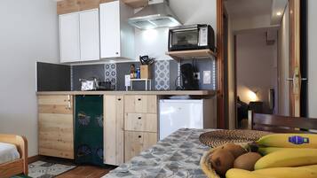 Kühlschrank, Mikrowelle, Herdplatte, Kochgeschirr/Geschirr/Besteck