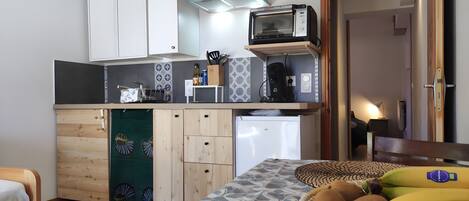 Kjøleskap, mikrobølgeovn, kokeplater og kaffetrakter/tekoker