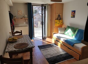 Living area - Quiet, Ideally Located Apartment – Cozy and Newly Renovated (Briançon)