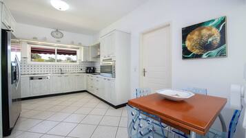 Refrigerador, microondas, horno y lavavajillas