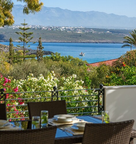 Luxury Seaside Villa Plumeria – 50m to Sandy Beach, Chania