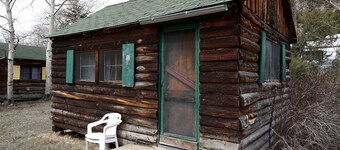 Rustic, Pet Friendly Cabin near the Cache la Poudre River, Perfect for a Mountain Getaway