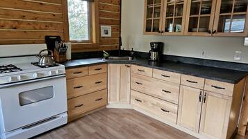 Fridge, stovetop, coffee/tea maker, electric kettle