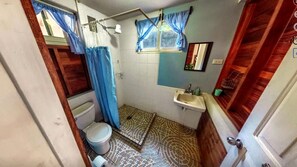 Secador de pelo y toallas